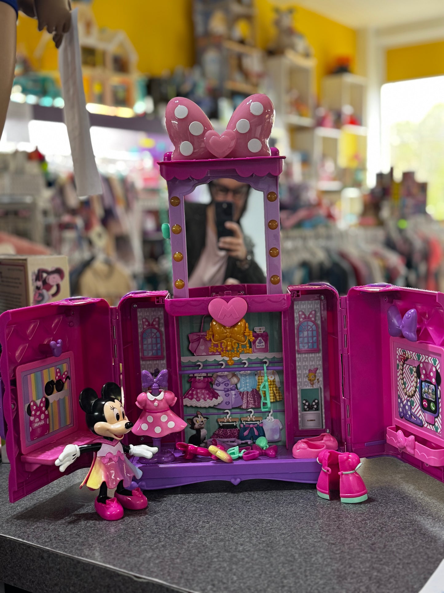 Disney Minnie Mouse Sweet Reveals Glam & Glow Playset