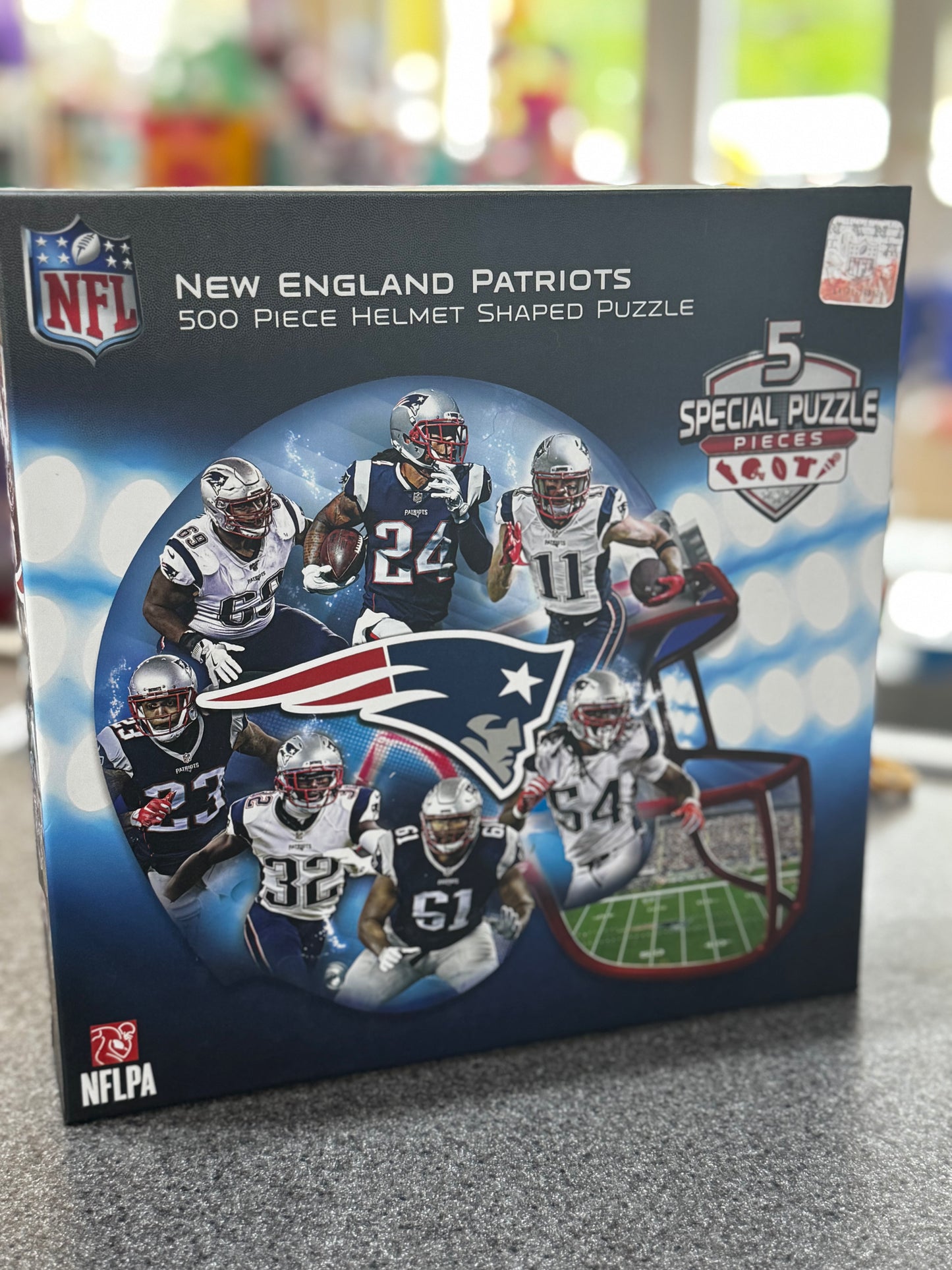 New~ MasterPieces NFL New England Patriots helmet-shaped 500-piece jigsaw puzzle