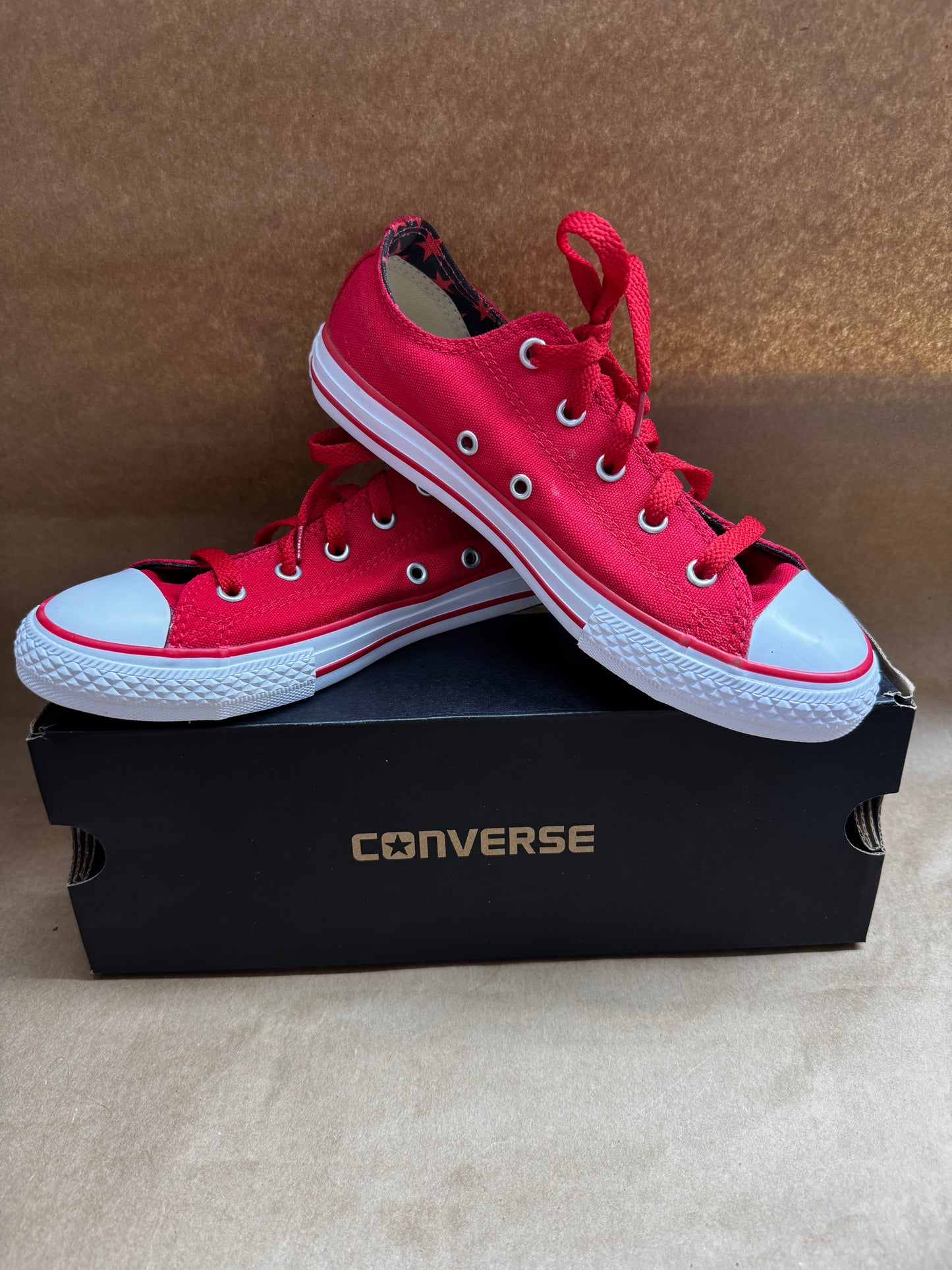 New Converse sneaker sz 3 youth