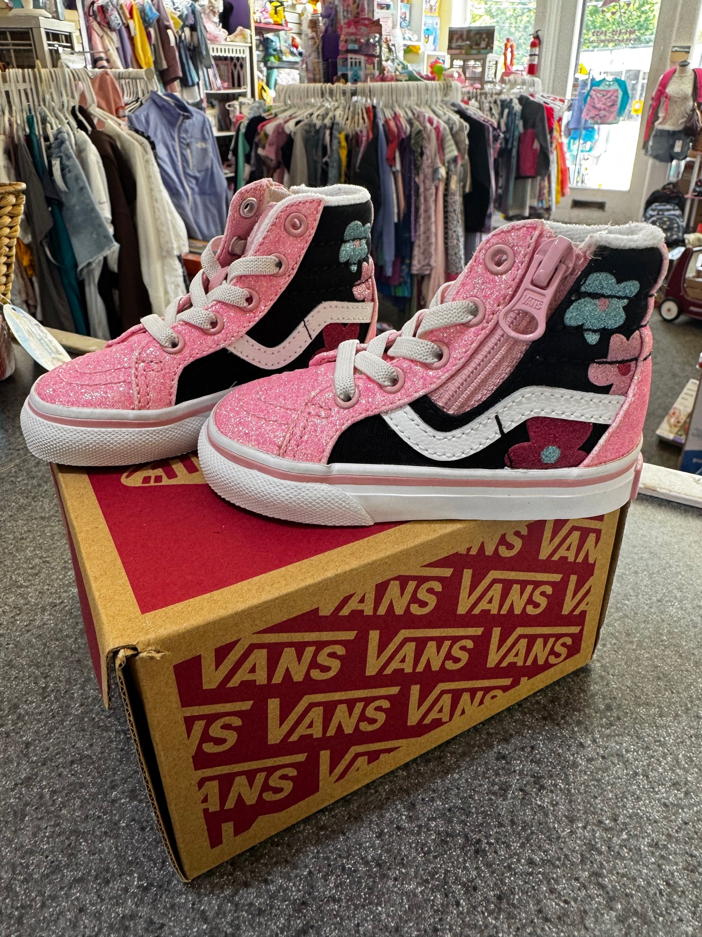 New~Vans sneaker size 4