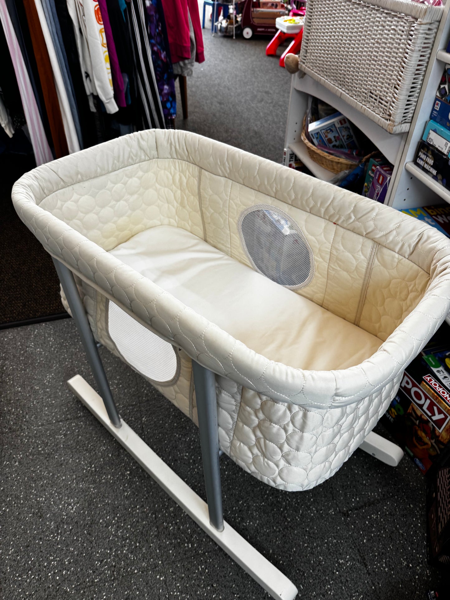 Pick up only~ Green Frog Bassinet
