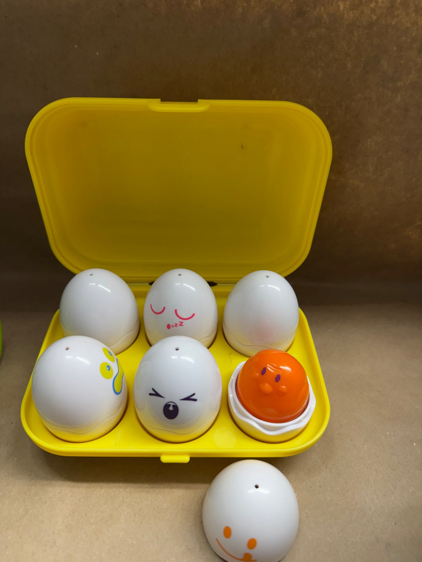 Hide & Squeak Eggs Tomy