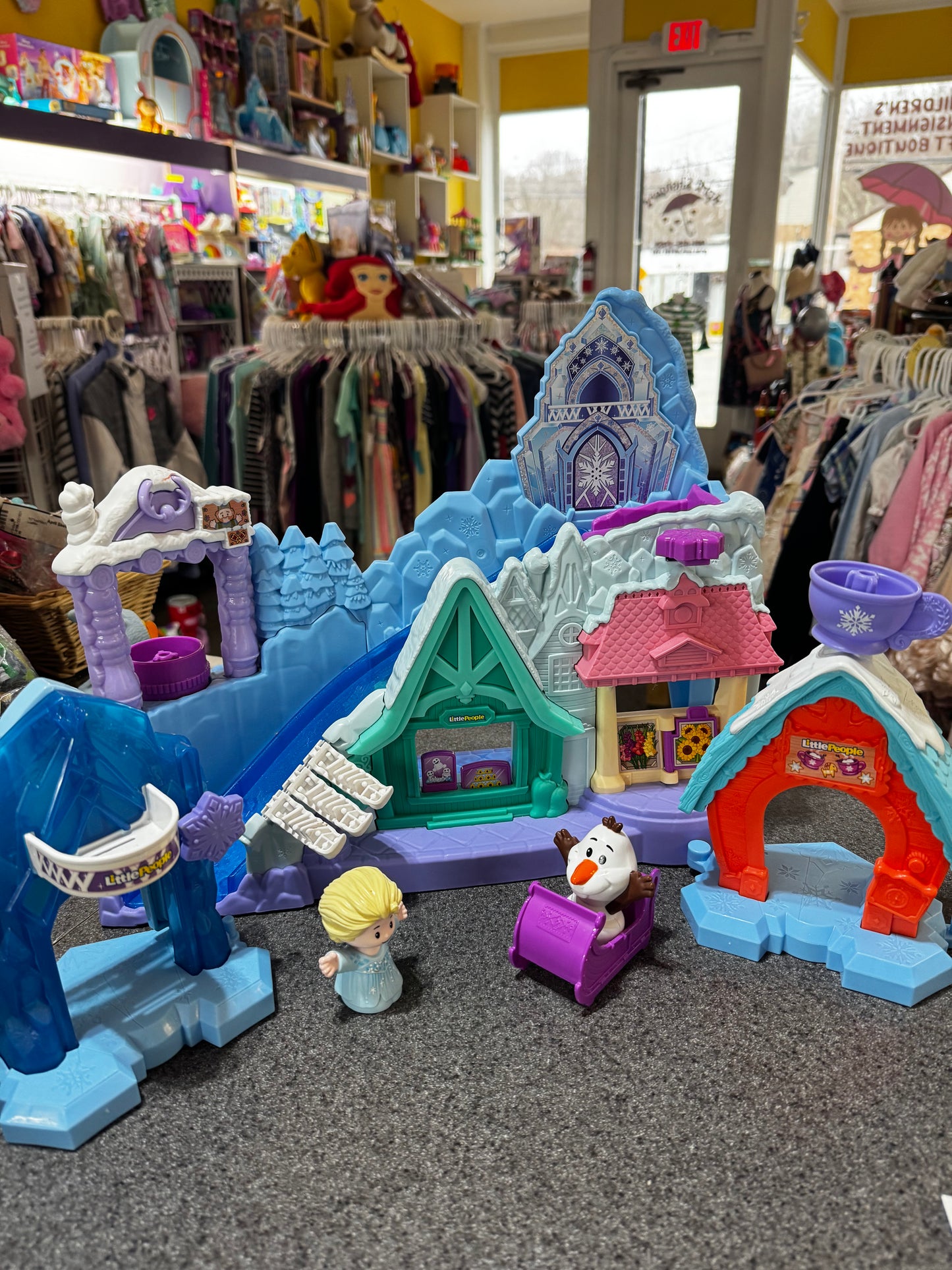 Disney Frozen Arendelle Sledding Adventures Little People Playset with 2 Figures