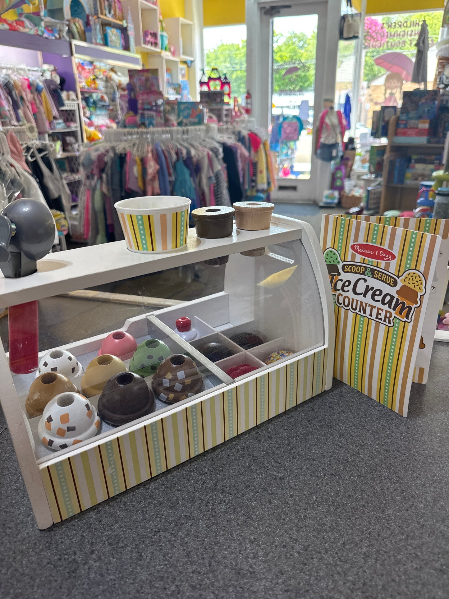 Pick up only ~ Melissa & Doug Wooden Scoop and Serve Ice Cream Counter