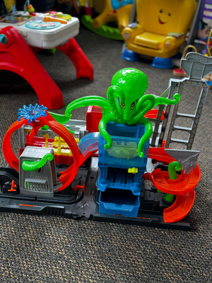 Pick up only~ Hot Wheels City Ultimate Octo Car Wash Playset.