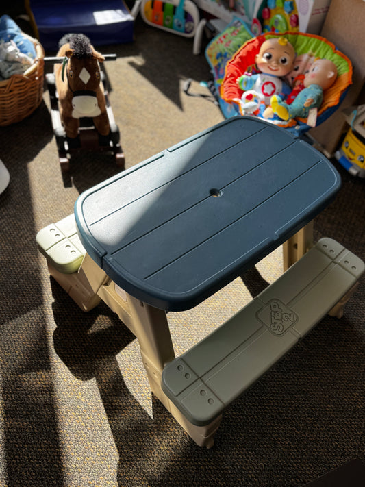 Pick up only ~ Step 2 Picnic table