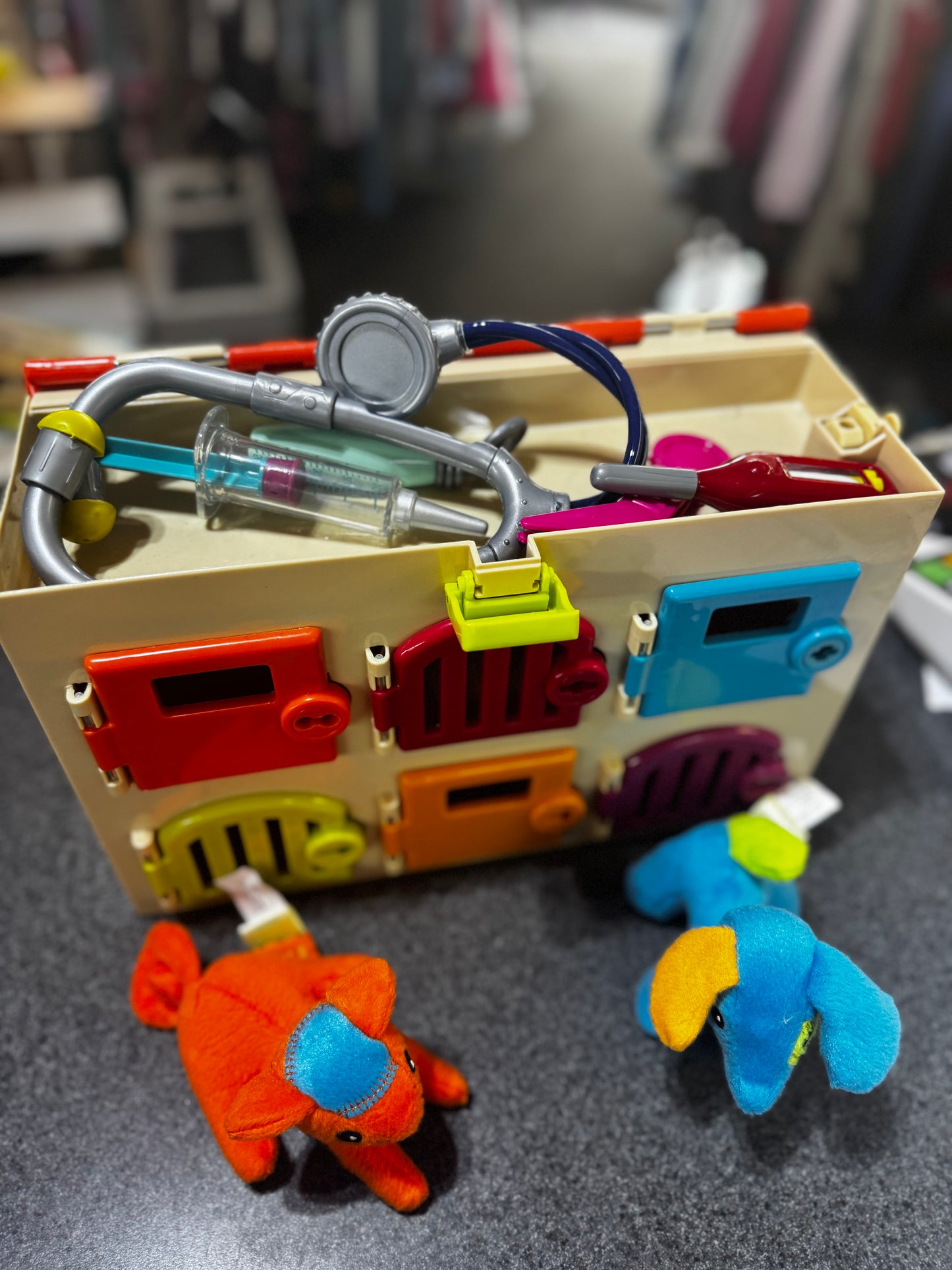 B. toys Critter Clinic Pet Vet