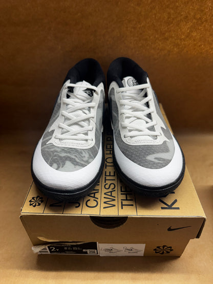 New~ Nike Kyrie Irving shoe size 2