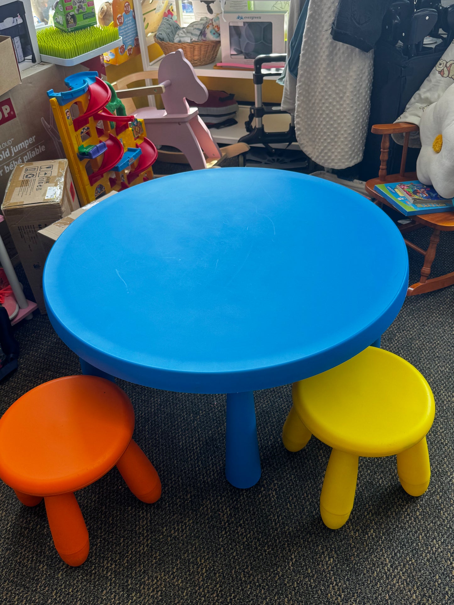 Pick up only~Plastic Table with stools