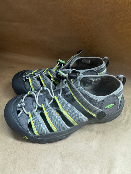 Size 4 Keen Shoes