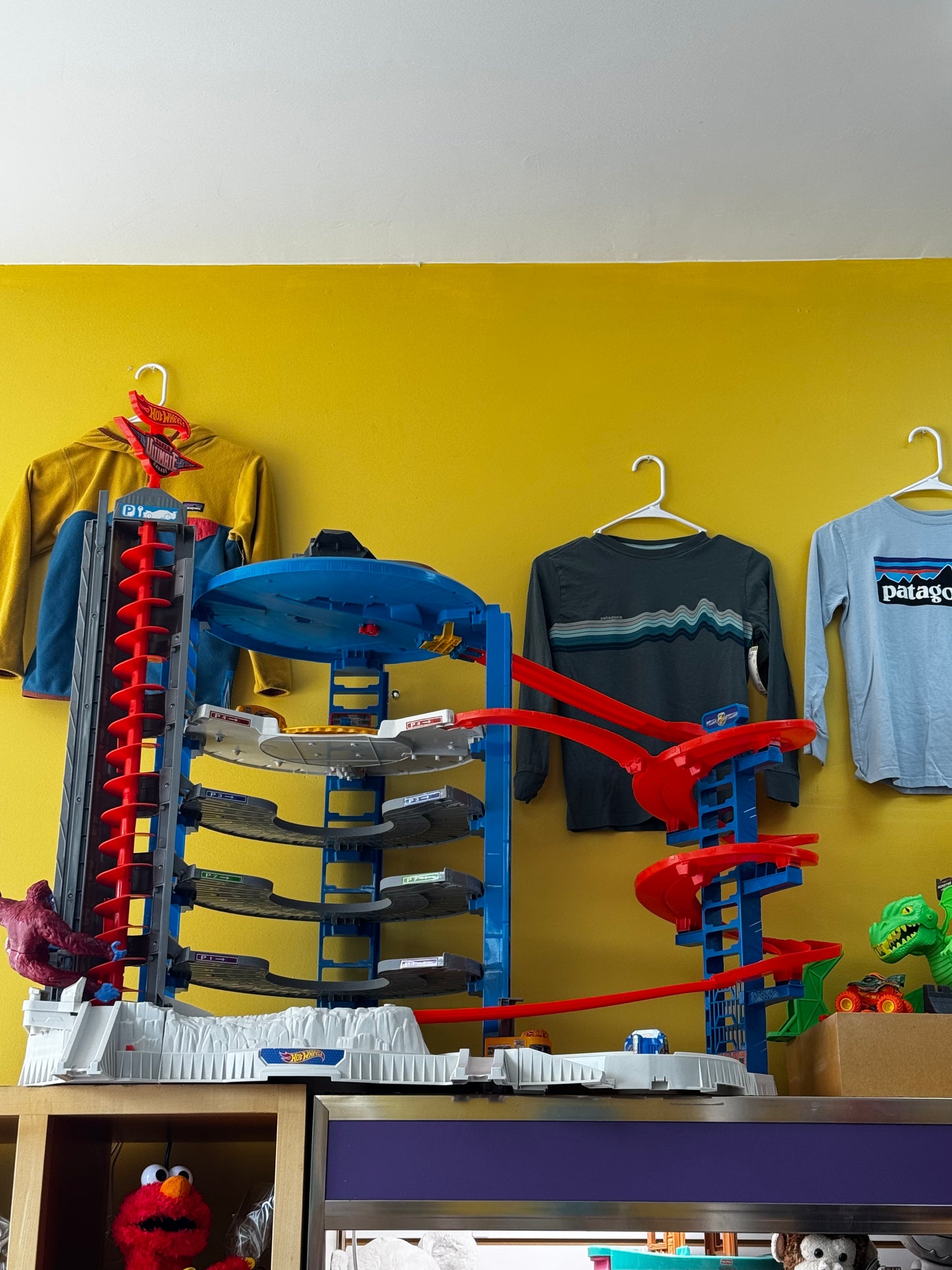 Pick up only~ Hot Wheels Super Ultimate Garage Play Set
