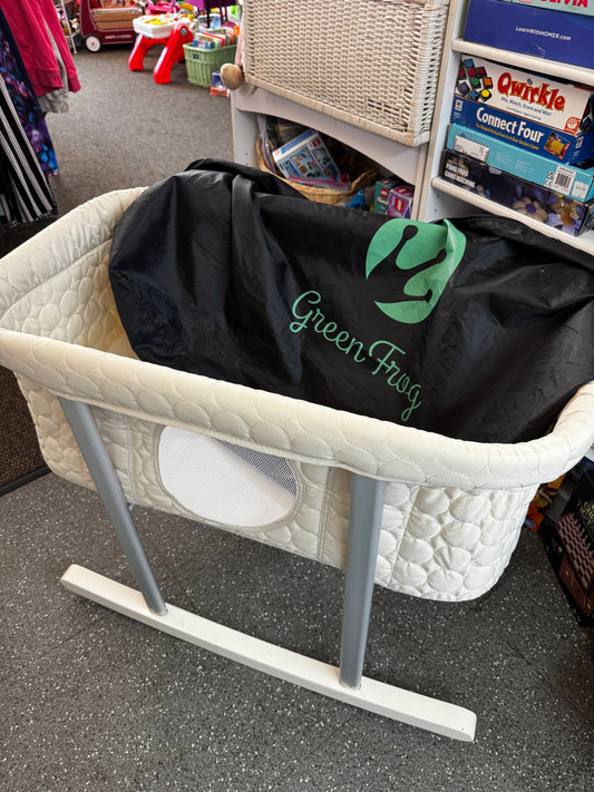 Pick up only~ Green Frog Bassinet