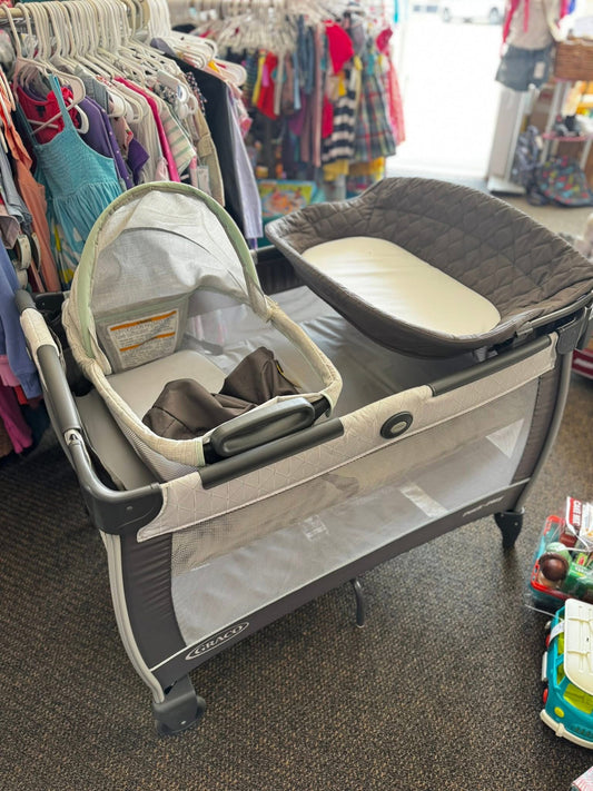 Pick up only- Graco Pack N Play with changer & Bassinet