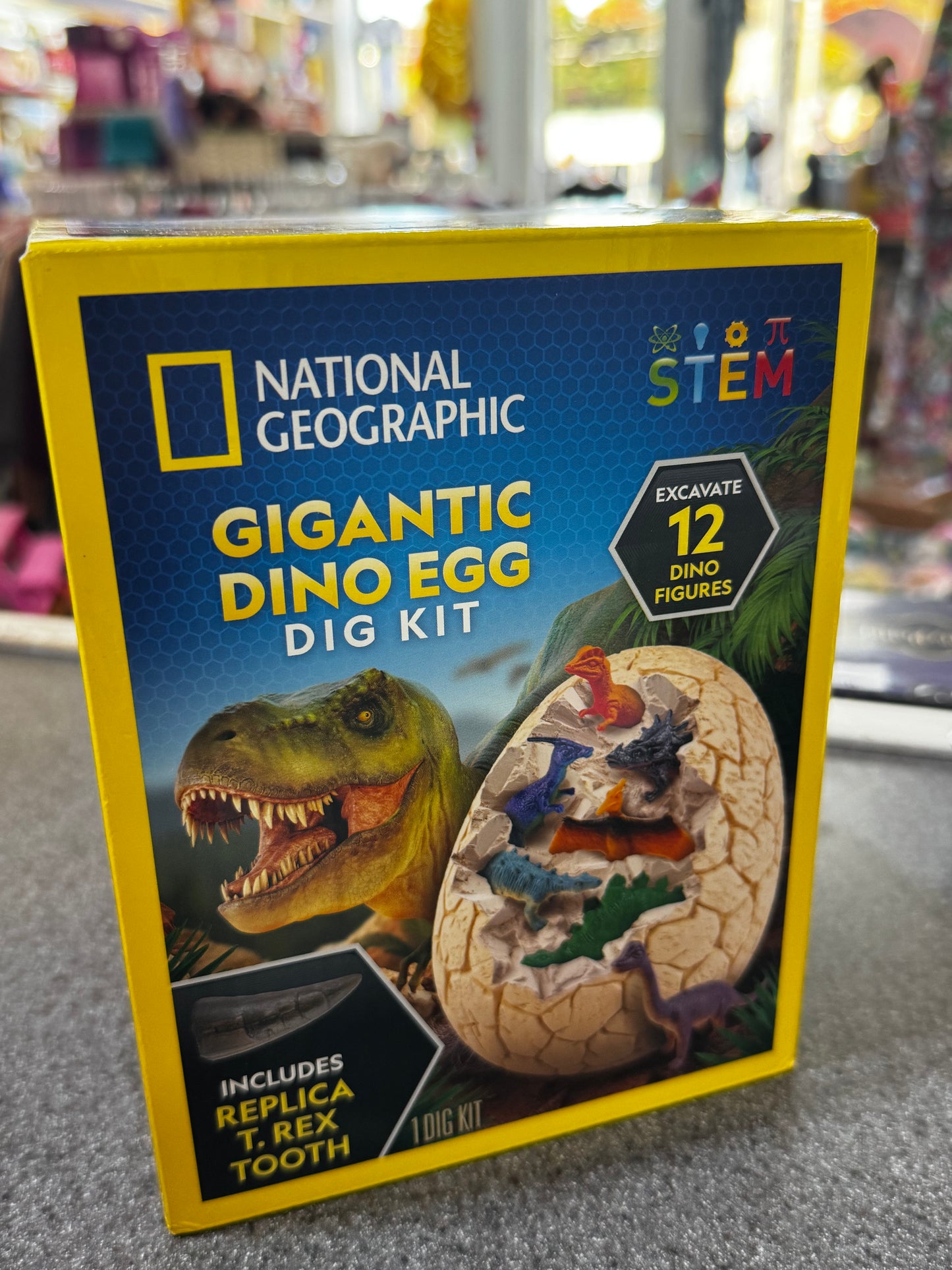 New~ National Geographic Jumbo Dinosaur Egg Dig Kit with 12 Dino Figures