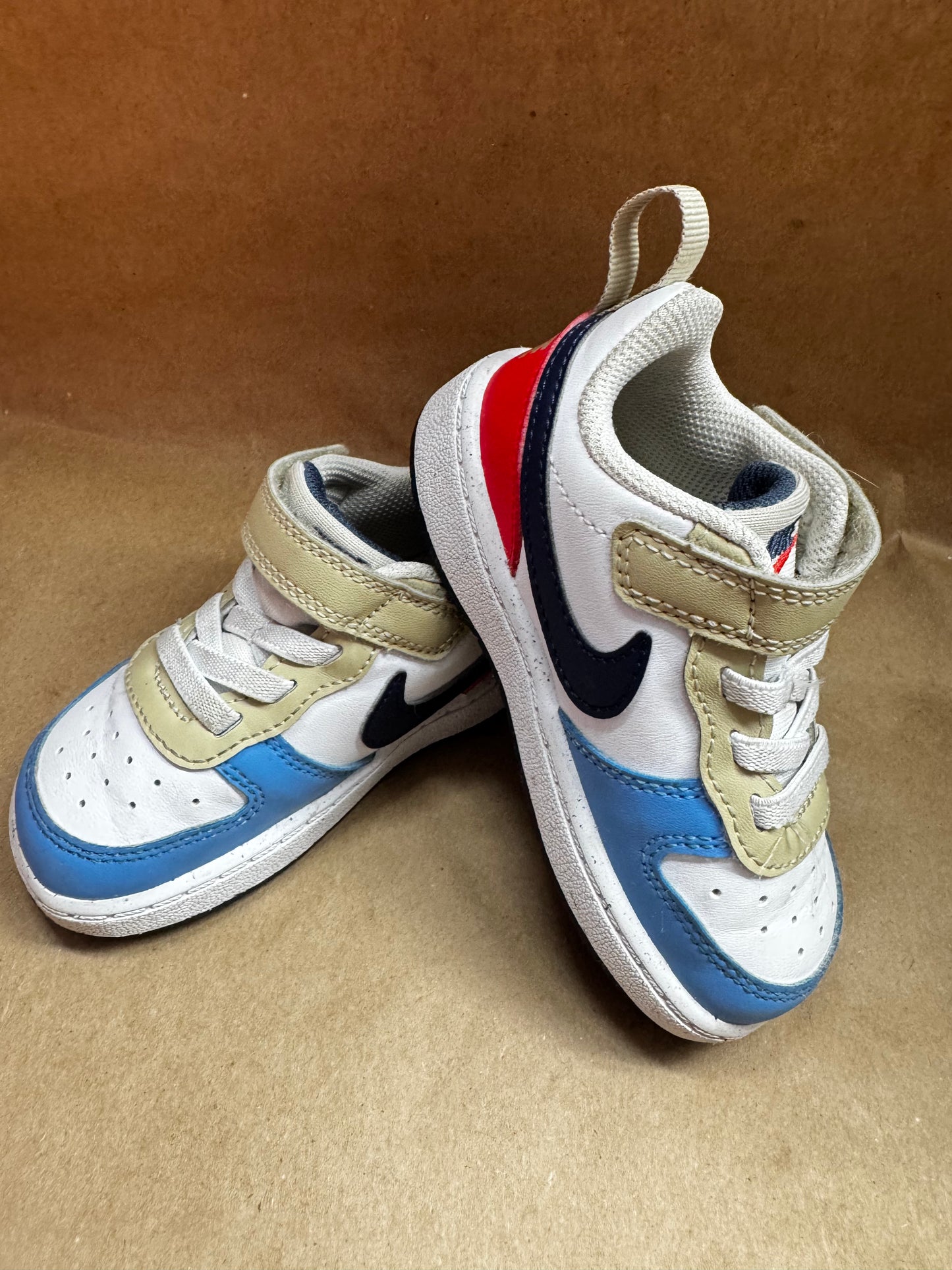 Nike sneaker ( little kids)