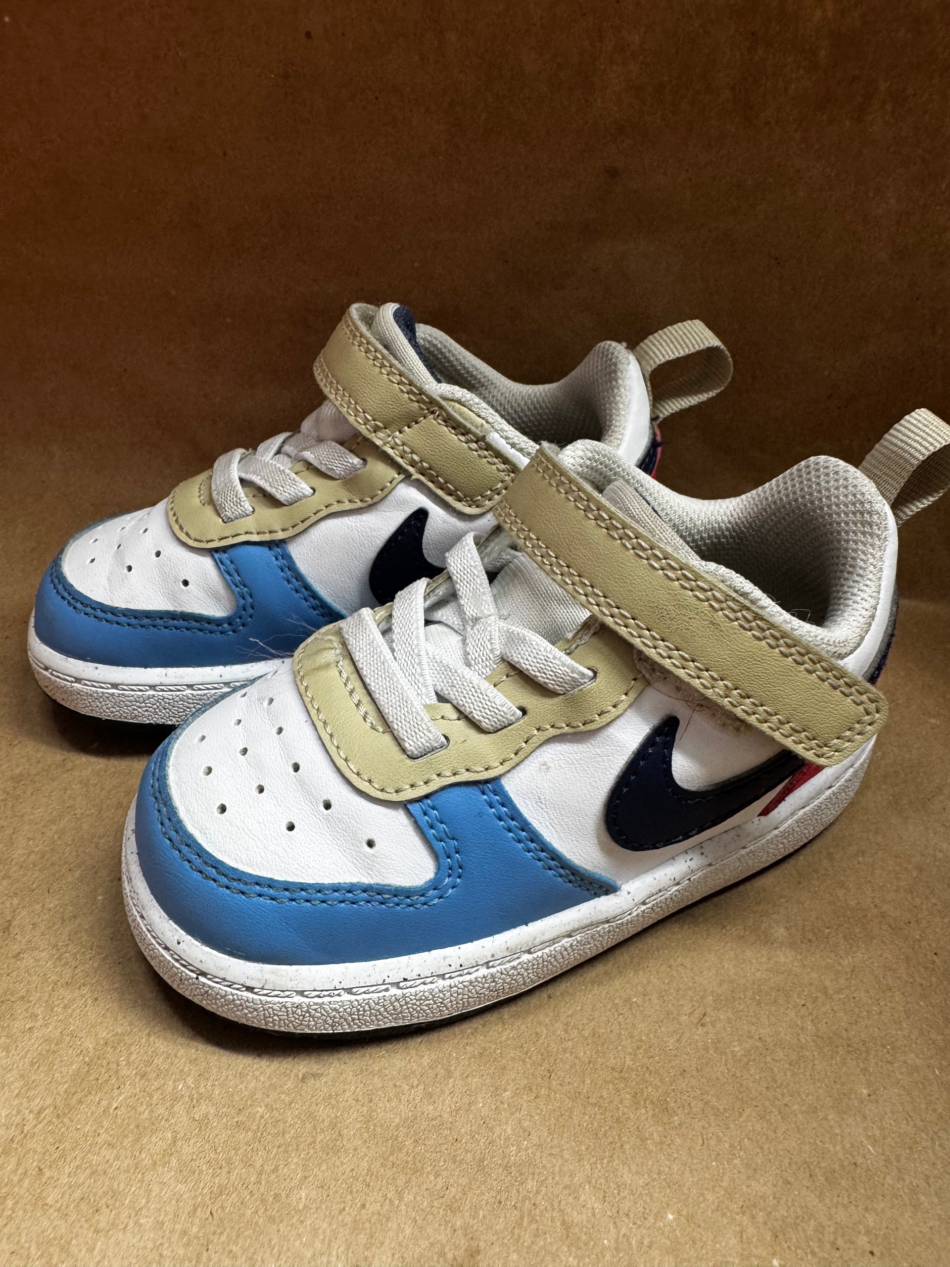 Nike sneaker ( little kids)
