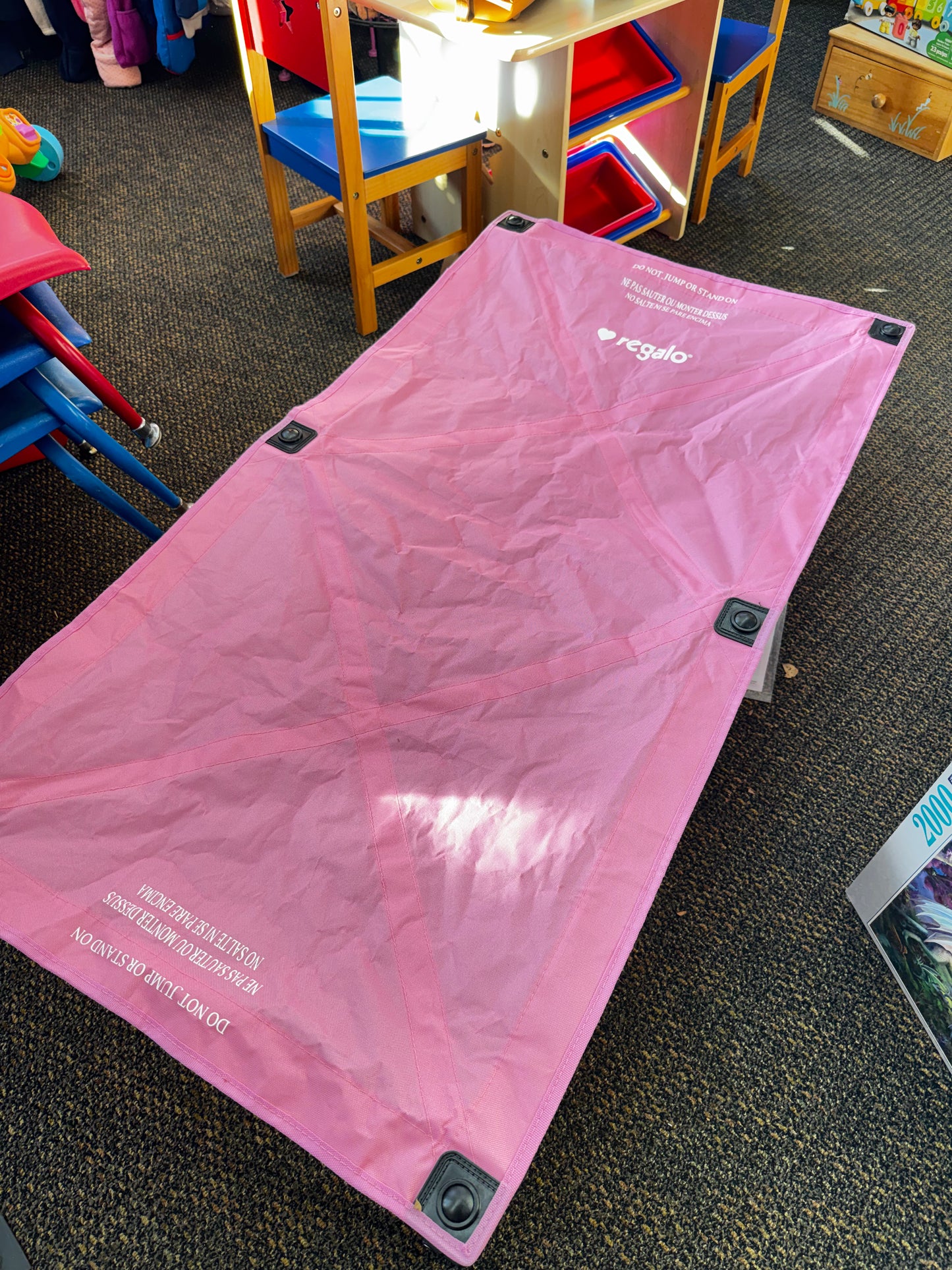 Regalo portable Cot with sheet