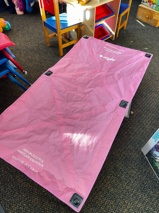 Regalo portable Cot with sheet