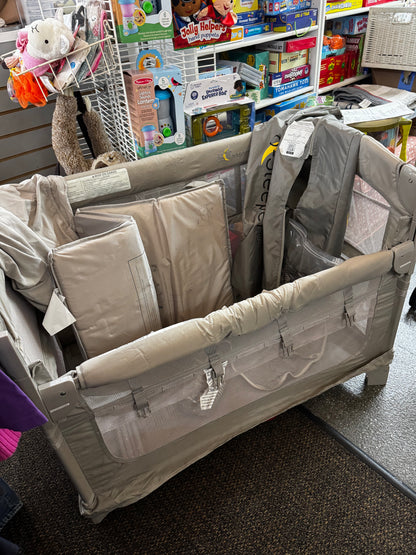 Co sleeper Bassinet (pick up only)