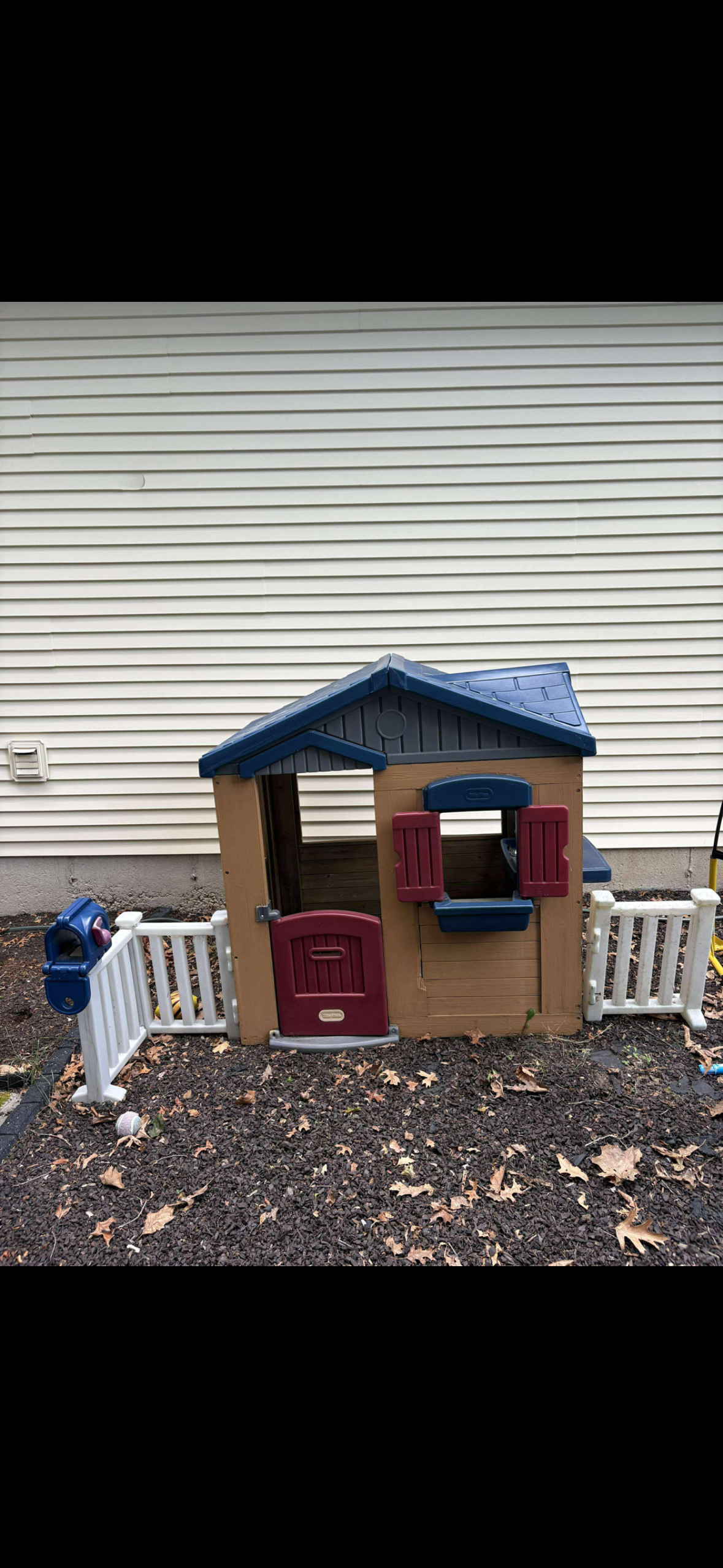 Pick up only Little Tikes Cottage house with fence outdoor
