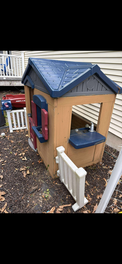 Pick up only Little Tikes Cottage house with fence outdoor