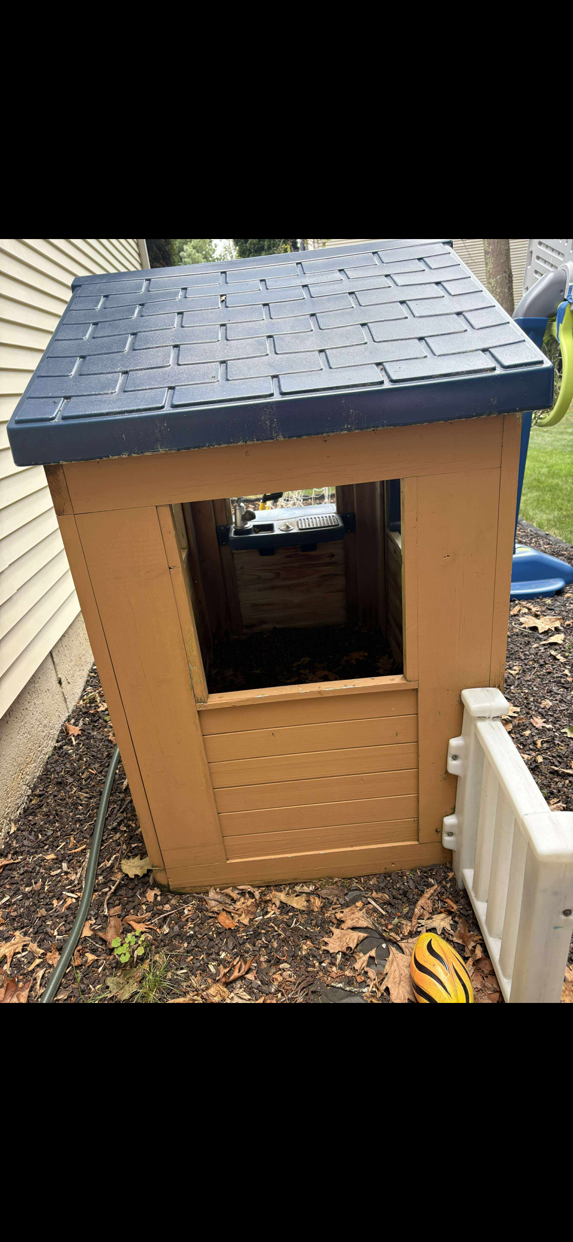 Pick up only Little Tikes Cottage house with fence outdoor